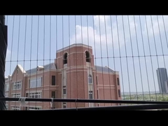 Опыт беспрепятственного вида на природу с балкона решетки Невидимый стиль дизайна современного общества