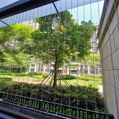 Невидимая решетка на балкон с алюминиевой рамой открытого типа и поверхностным монтажом