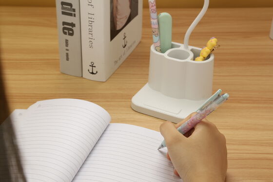 Студенческая комната светодиодная настольная лампа, предназначенная для улучшения обстановки в спальне, предлагающая прочную конструкцию и освещение с компактной упаковкой