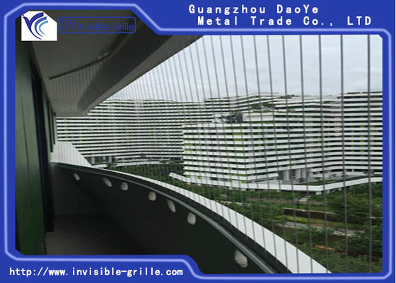 Анти- верхняя часть структуры ржавчины вниз с грилей балкона невидимых